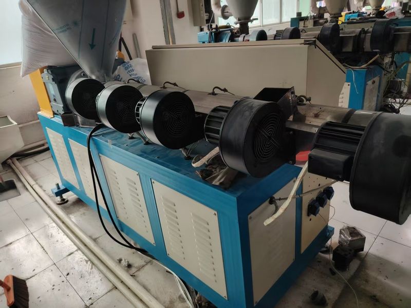 Dongguan Jiepeng Plastic Hardware Products Co., Ltd. productielijn van de fabrikant