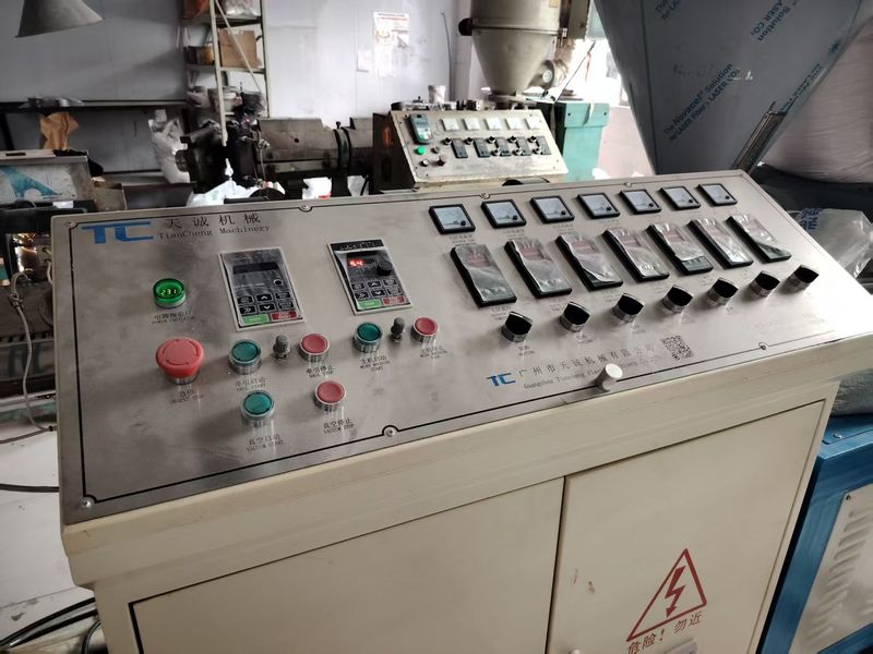 Dongguan Jiepeng Plastic Hardware Products Co., Ltd. productielijn van de fabrikant