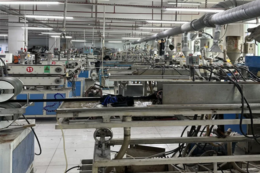 Dongguan Jiepeng Plastic Hardware Products Co., Ltd. productielijn van de fabrikant